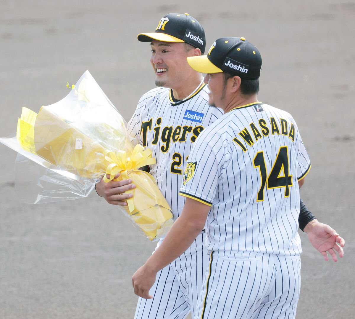 【阪神】秋山拓巳が引退登板で魂の１６球、降板後に同学年の岩貞祐太から花束