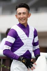 １４日に落馬の坂口智康騎手、鎖骨と胸骨を骨折も回復は順調　師匠の尾形調教師「いい方向に向かっています」