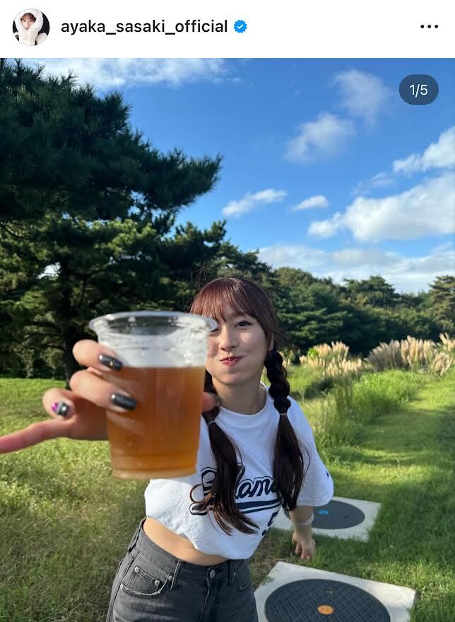 ももクロ・佐々木彩夏、ビール片手に乾杯！三つ編み×へそ出しシャツの姿に「夏似合いすぎ」「大人になった」