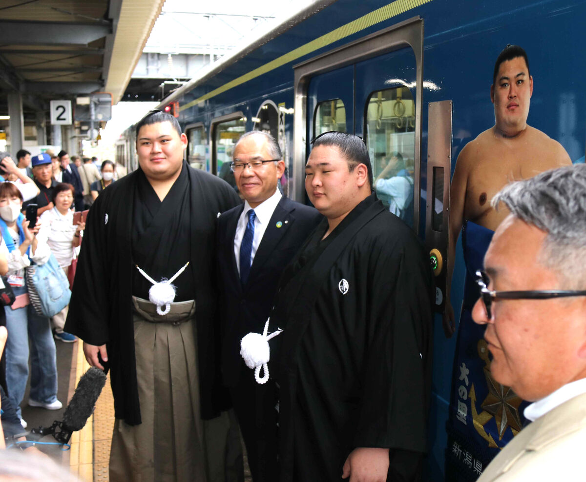 新大関・大の里が横綱へ出発進行！　新潟・糸魚川市「トキ鉄」ラッピング車両に「いい相撲を取れるように頑張ります」