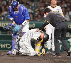 【阪神】森下翔太が左肩甲骨付近に死球を受け甲子園に怒号…治療で一度ベンチに下がった後プレー続行