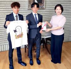 高田潤騎手と団野大成騎手がチャリティーＴシャツ売上げ金の寄付金を滋賀の児童養護施設に贈呈