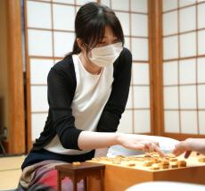 西山朋佳女流三冠「精度の低い手重ねてしまった」　棋士編入試験第２局で敗れる