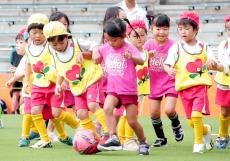 「ＩＡＩＣＵＰ静岡県チャイルドサッカー大会ｉｎ日本平」で幼稚園・保育園児４０４人が熱い戦い