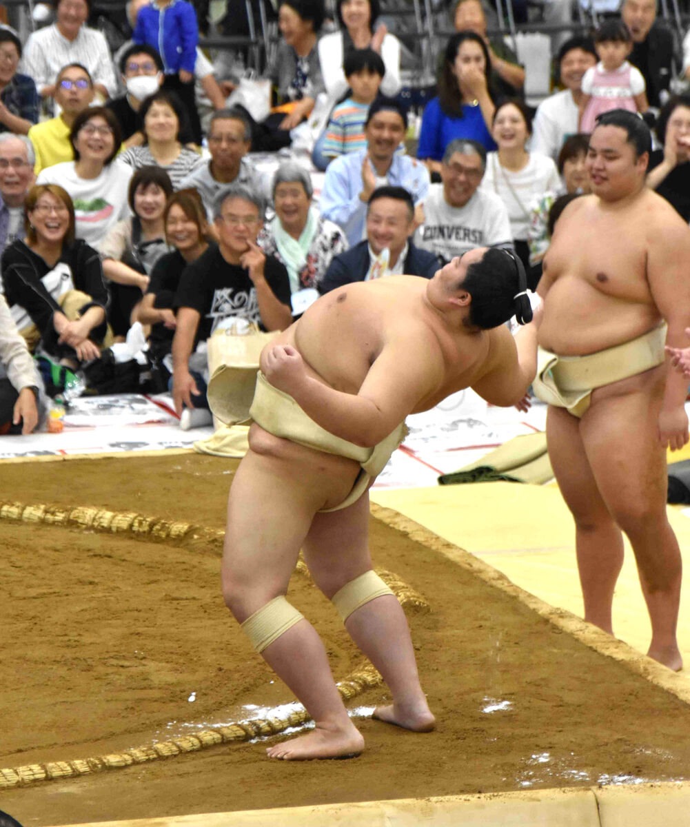 大関・琴桜が琴バウアー　元琴奨菊の長男と競演　幼少期に稽古を積んだ思い出の地、柏にがい旋「原点の一つ」