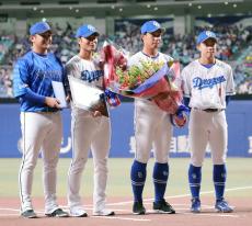 【中日】今季限りで現役引退の加藤翔平と砂田毅樹に花束贈呈