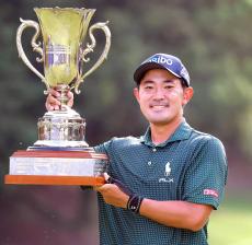 金谷拓実がＰＯ制し今季２勝目　「優勝できて自信を取り戻せた」　合宿で得意のパッティングが復調