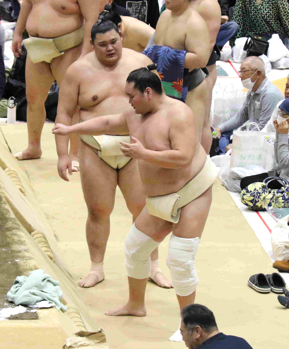 新大関・大の里が７番　横綱・照ノ富士から身ぶり手ぶりの助言　「ありがたい　自分のものにしたい」