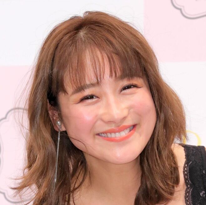 鈴木奈々  へそ出しコーデで抜群のスタイル披露！「めっちゃ細いな」「奈々ちゃん可愛いすぎ」の声