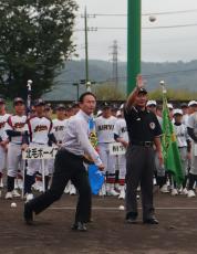 「スローボールを、もう一球」岩井・安中市長が始球式に登場…安中市長杯