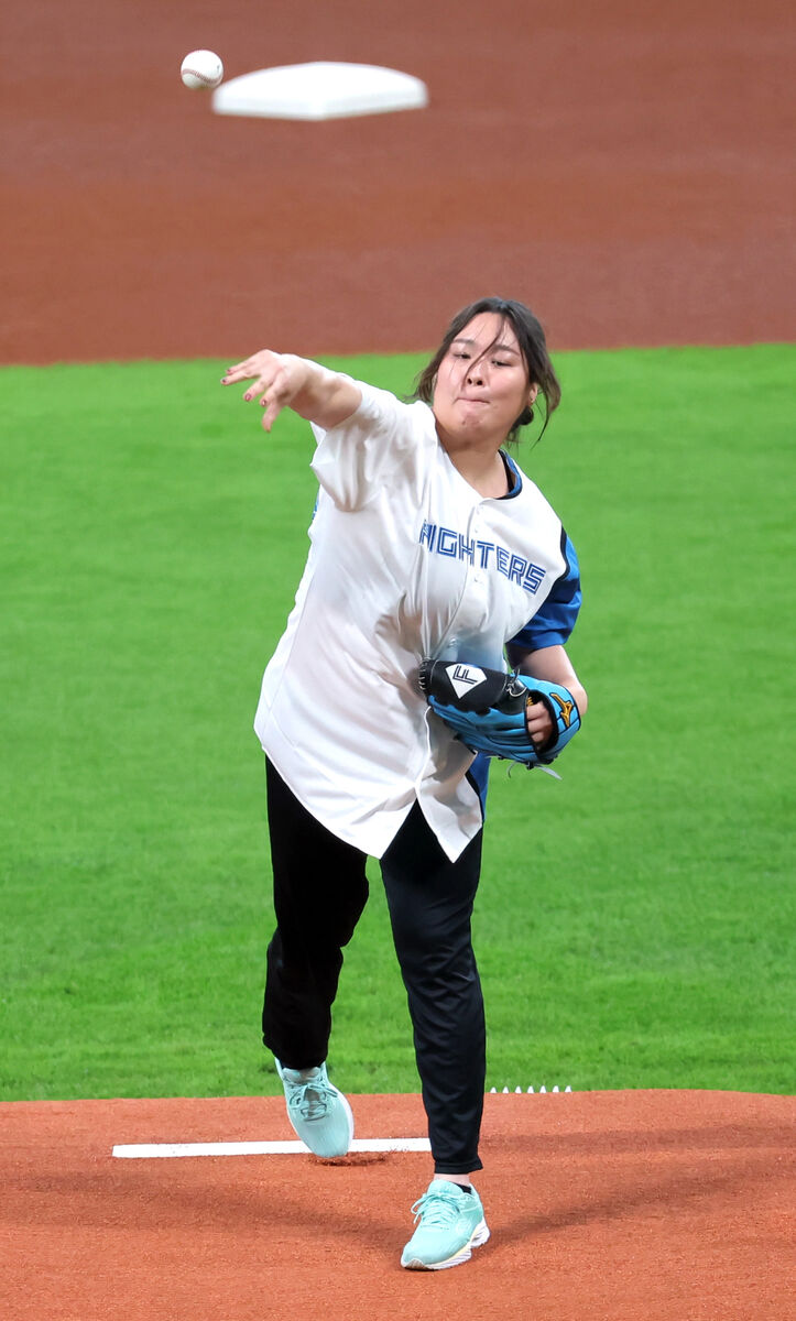 【日本ハム】パリ五輪やり投げ女子金メダリスト・北口榛花が始球式　初体験に「大暴投すると思ってた」