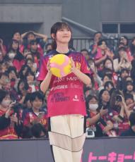 本田翼が始球式で彩る　東京ＧＢの開幕戦に６４５９人　充実の演出に深津「本当にやる気が出た」