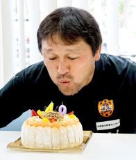 Ｊ２清水の秋葉忠宏監督、１３日に４９歳誕生日　「残り４試合全勝してチャンピオン」誓う