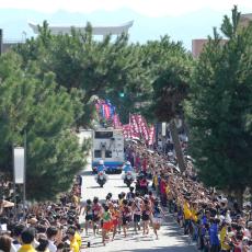 駒大の３区・山川拓馬は区間２位で伊藤蒼唯へつなぐ　青学大は黒田朝日がトップでタスキリレー…出雲駅伝