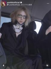 ＹＯＳＨＩＫＩ、補助を受け車いすから立ち上がる「３度目の首の手術を受けた後も俺をささえてくれますか？」