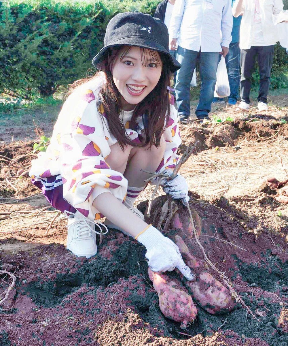 声優・石原夏織が「芋づくしコーデ」でファンと芋掘り