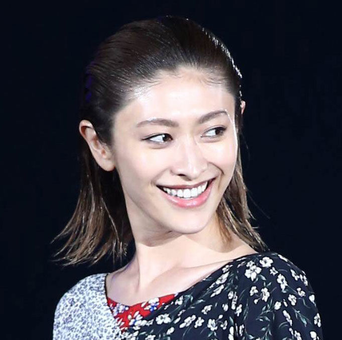 「出た美脚オバケ！」山田優、スタイル抜群なミニスカコーデを「カッコよ！！」とファン絶賛