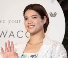 阿部詩、海で美脚！水中を泳ぐ姿も美しい「亀と泳げるなんて」「詩ちゃん海でもかっこいい」