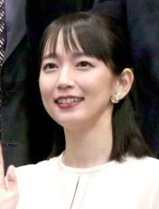 「え？」「ヤンキー」吉岡里帆　激変した姿にネット衝撃「お口ピアス」「ギャル過ぎ」