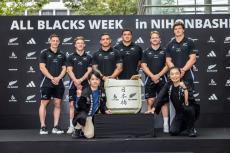 中川家「ＡＬＬ　ＢＬＡＣＫＳ　ＷＥＥＫ」開幕セレモニー出席、剛はダミアン・マッケンジーとスクラム