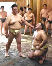 「全然押せなかった」大の里の“気づきの場”　師匠・元稀勢の里に転がされ続けた新大関の７分間