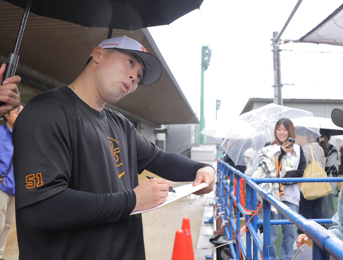 【巨人】雨のためＧ球場室内で秋季練習　浅野翔吾、佐々木俊輔がサイン会参加