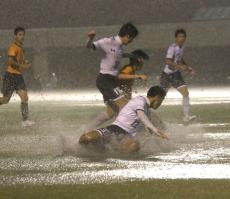 全国高校サッカー選手権静岡県大会　藤枝明誠・浜名戦は悪天候で再試合に