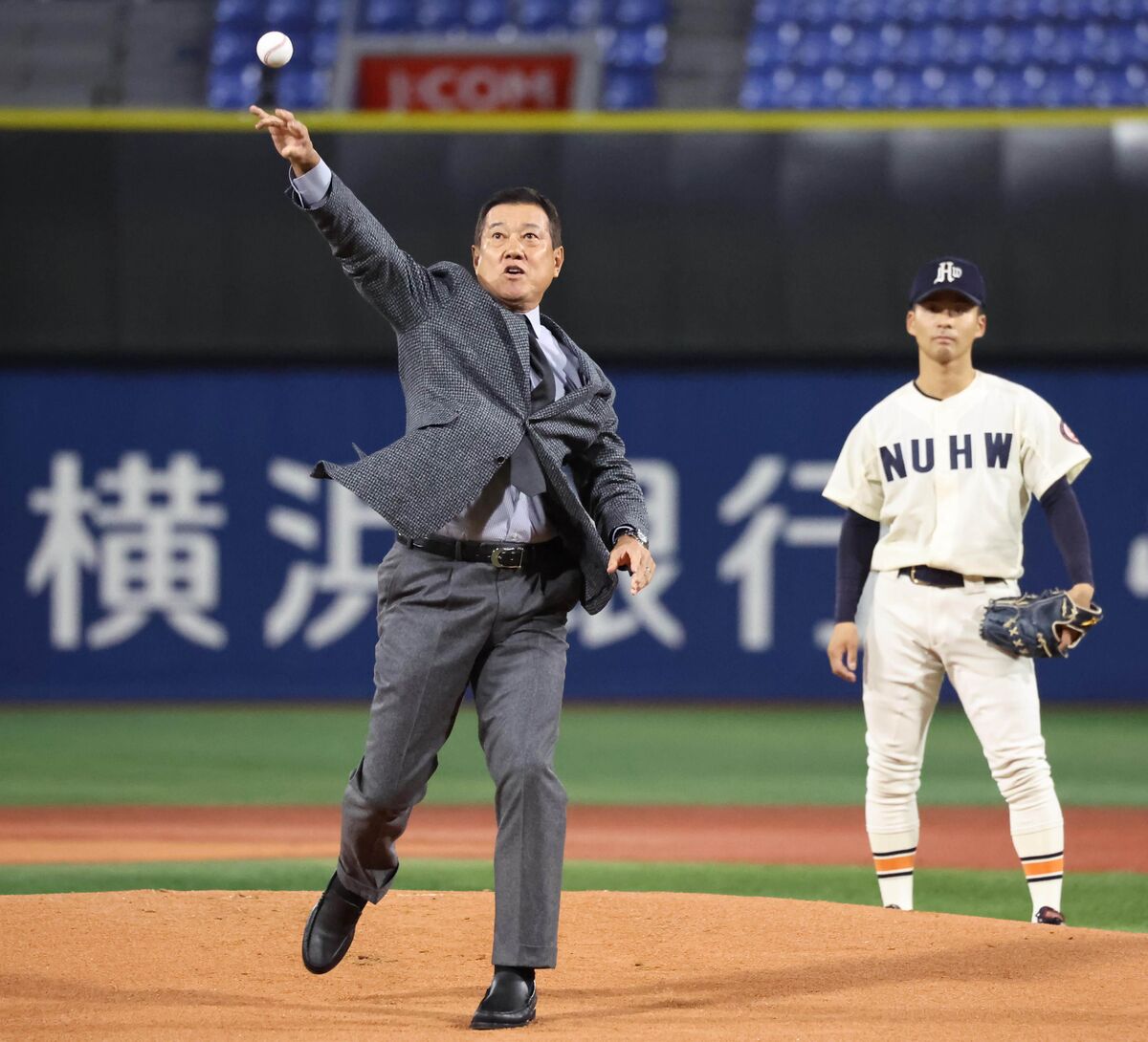 原辰徳氏が関東地区大学選手権で始球式…巨人ドラフト３位の上武大・荒巻悠には「いい面構えしている」