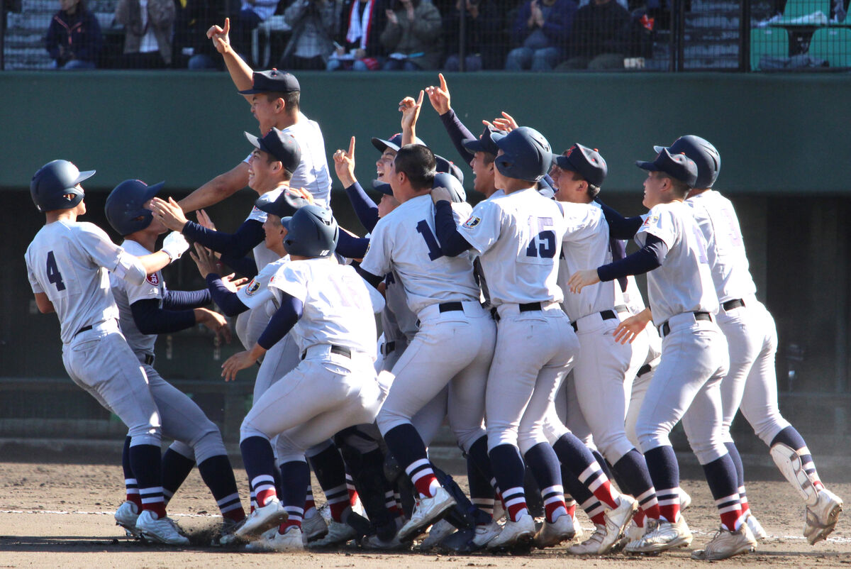 【高校野球】横浜、センバツＶ・健大高崎撃破で１７年ぶり４度目Ｖ！奥村凌大が同点＆サヨナラ打…秋季関東大会