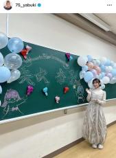 矢吹奈子、学園祭ゲストをはしご！メッセージ入り黒板に笑顔で「学園祭クイーン」「会えて幸せだった」の声