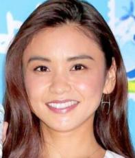 滝沢眞規子「もう飾りました」自宅の巨大クリスマスツリーがすごい！「かわいい」「ステキな飾り付け」