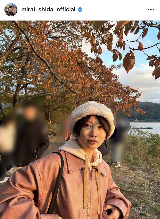 志田未来、もこもこ帽＆レザージャケットの紅葉狩りコーデがすてき！「デート気分になれる」「全てが可愛い」