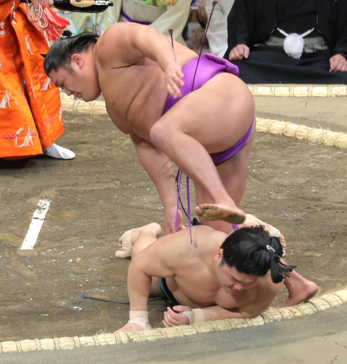 再入幕の尊富士が白星発進　時間いっぱいの塩まきでソフトバンク・山川穂高を発見「あれって？　直線上にいて」