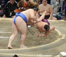 大の里　“ヒヤヒヤ大関１勝”　師匠の元稀勢の里、二所ノ関親方は白星を評価「常に完璧ではないから」