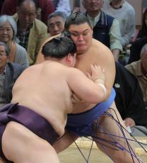 ３大関は連勝スタート　新大関・大の里は難敵・王鵬に完勝…大相撲九州場所２日目