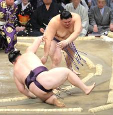 新大関・大の里、同じ２０００年生まれの王鵬に勝って連勝　「集中してやった」　初日の辛勝から修正