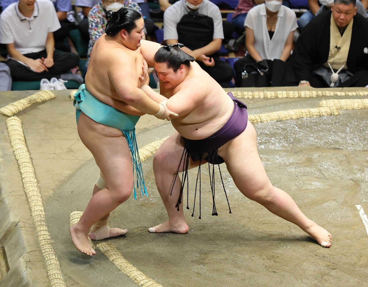 王鵬、横綱の孫対決制し初日　新三役へ試練の大関３連戦１勝２敗で乗り切る