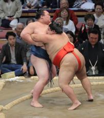 十両・嘉陽、中高大、二所ノ関部屋の同級生・白熊に快勝　「やっと少しは追いつけたかな」１２年稽古をともにした間柄