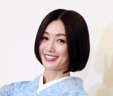 雰囲気ガラリ！酒井法子５３歳の最新姿「久々にロング」「昔より…」「ホンマに美しい」と騒然