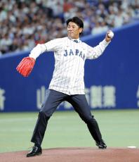 【侍ジャパン】元監督の稲葉篤紀氏が始球式