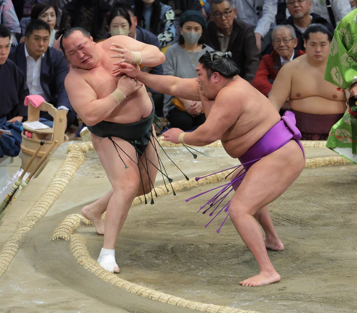 尊富士が４勝目　千代翔馬を一気に押し出す