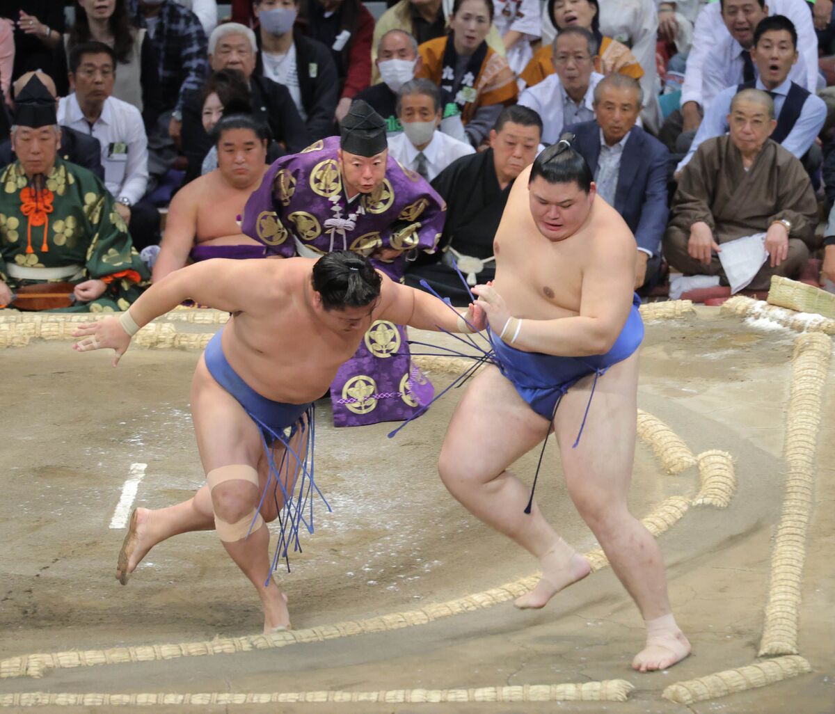 若隆景が新大関・大の里を下す　引かれたところを押し込み勝利　「自分らしい相撲を取るだけ」