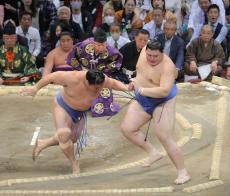 若隆景が新大関・大の里を下す　引かれたところを押し込み勝利　「自分らしい相撲を取るだけ」