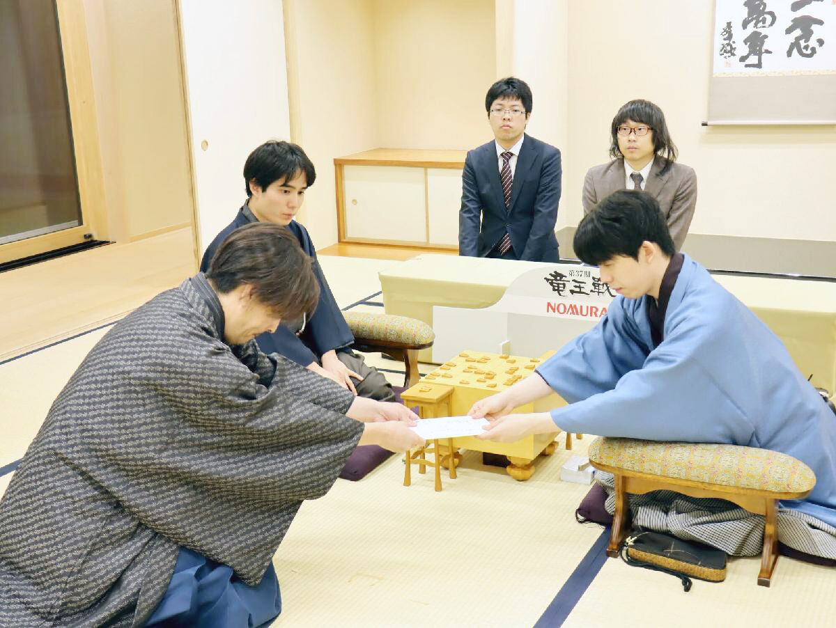 竜王戦第４局、藤井聡太竜王が押され気味で６２手目を封じる…ＶＳ佐々木勇気八段