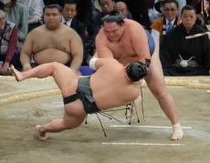 ４０歳玉鷲、翠富士の変化に惑わず４勝目　白星先行で「三役に戻りたい」