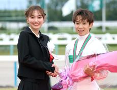 「レベチだった」内田理央がマイルＣＳのプレゼンター登場に競馬ファンもん絶「顔ちっさ」「可愛すぎた」