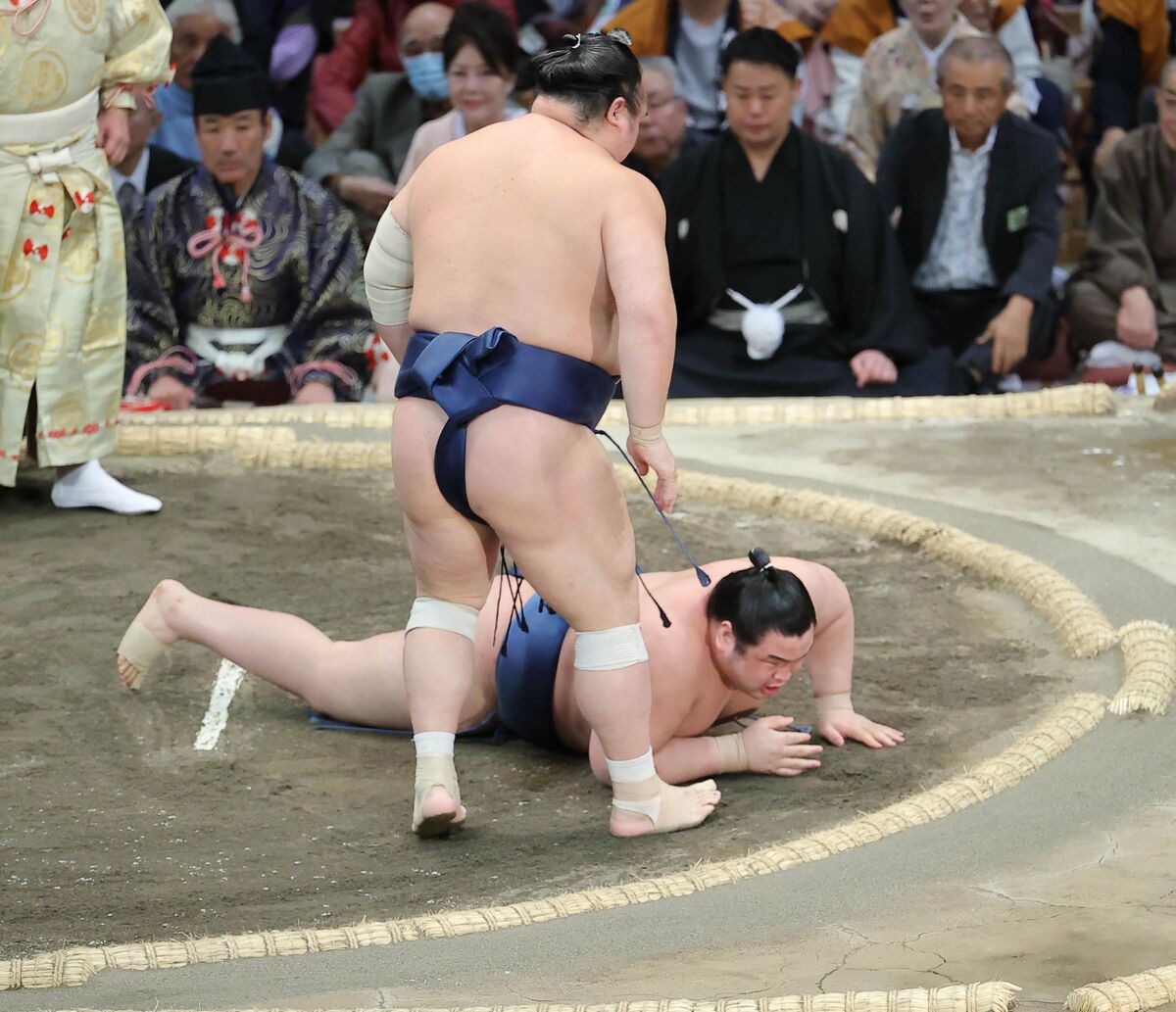 阿武剋が敗れ、２敗に後退　宝富士のはたき込みに苦杯