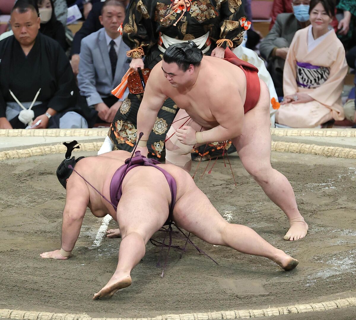 隆の勝　勝ち越し一番乗り　１敗でトップを守る　「落ち着いて相撲取れている」