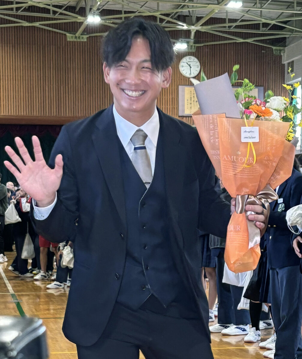 【阪神】ドラフト１位・伊原陵人が母校の八木中学校をサプライズ訪問　大興奮の生徒に訓示「諦めずに続けることが大事」