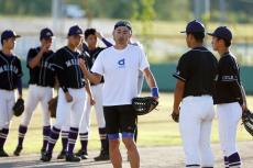 イチロー氏、キャッチボールの奥義を後輩たちに伝授「股関節、肩甲骨、鎖骨がすごく大事」愛工大名電で初指導